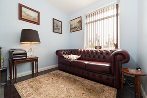 TV - Spacious forest view apartment  (Barnet)