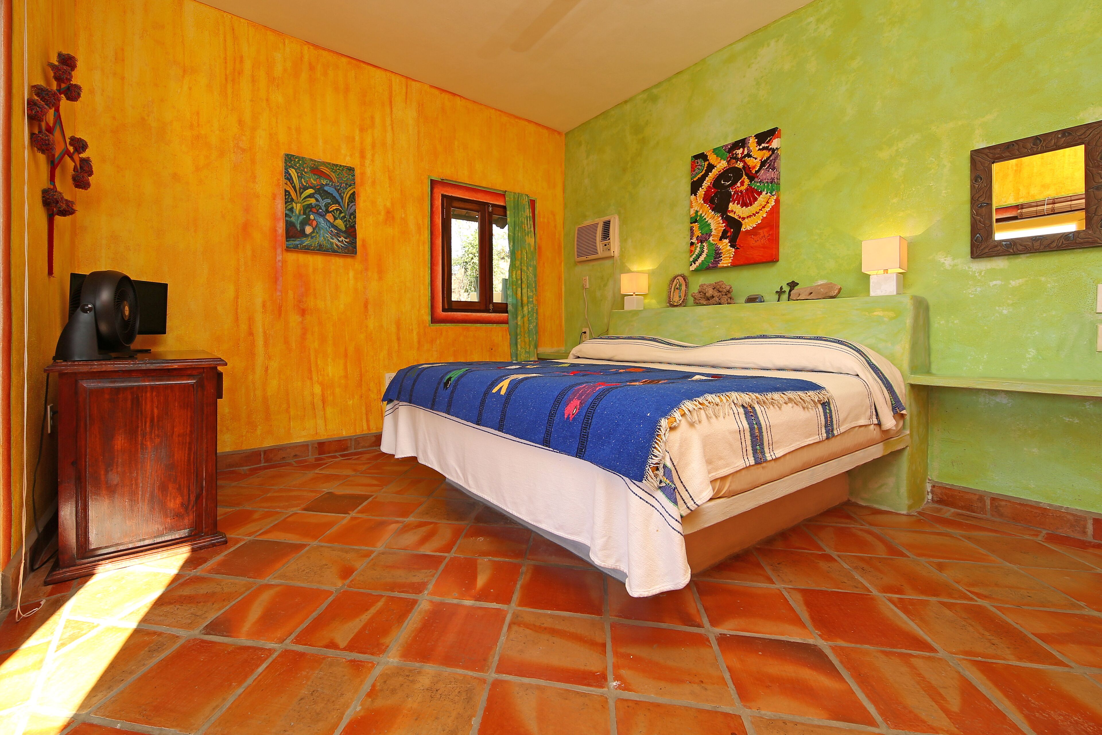 Private Villa steps from town & beach. Huge kitchen/Pool/Wifi/AC & Potable Water