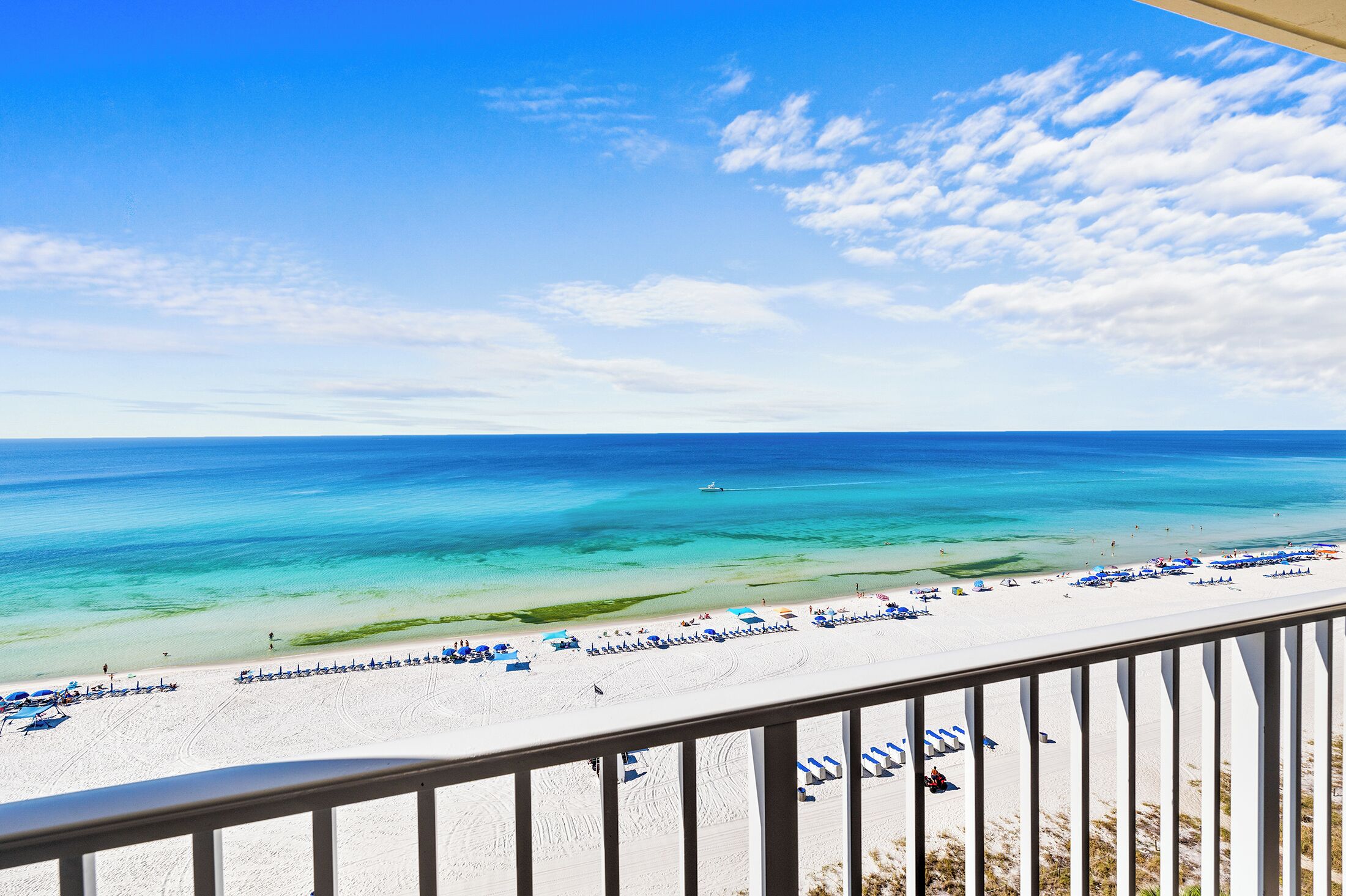 Rannalla, aurinkotuoleja, rantapyyhkeitä