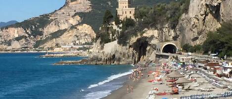 在海灘附近、躺椅、沙灘巾