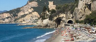 Sunny, updated apartment with balcony in Finalborgo and near gorgeous beaches 