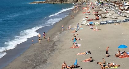 Bel appartement dans les murs de la ville de Finalborgo et sur la plus belle plage d'Italie!