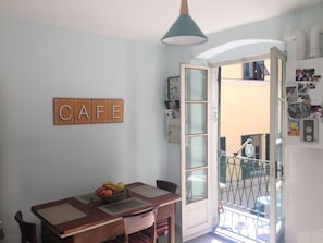 Dining - Sunny, updated apartment with balcony in Finalborgo and near gorgeous beaches  (Finalborgo, Finale Ligure)