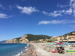 Ubicación cercana a la playa, tumbonas y toallas de playa
