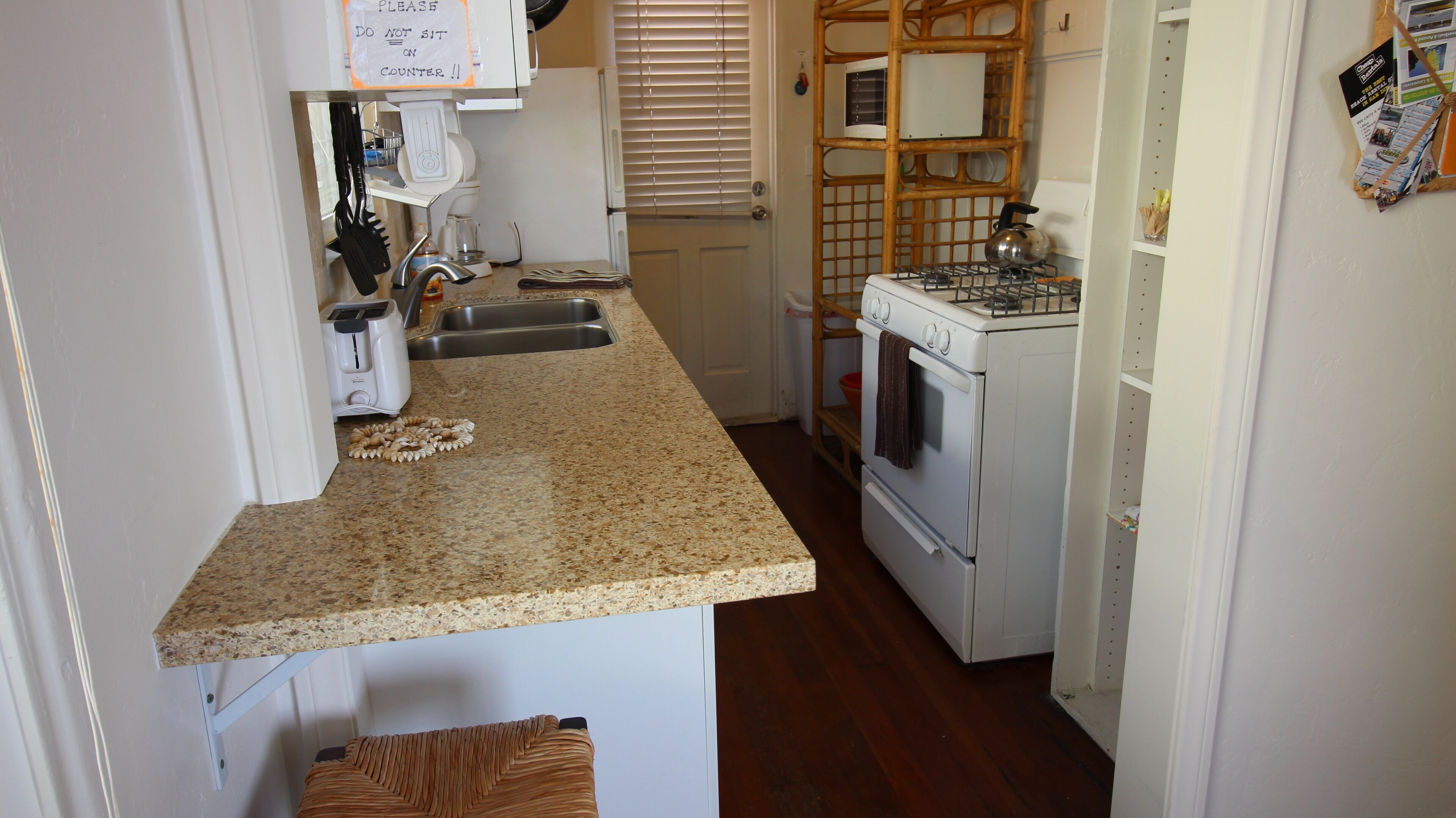 Cozy Ocean Front Beach Cottage 1BR- Sleeps 5. Fantastic Location & Unique House