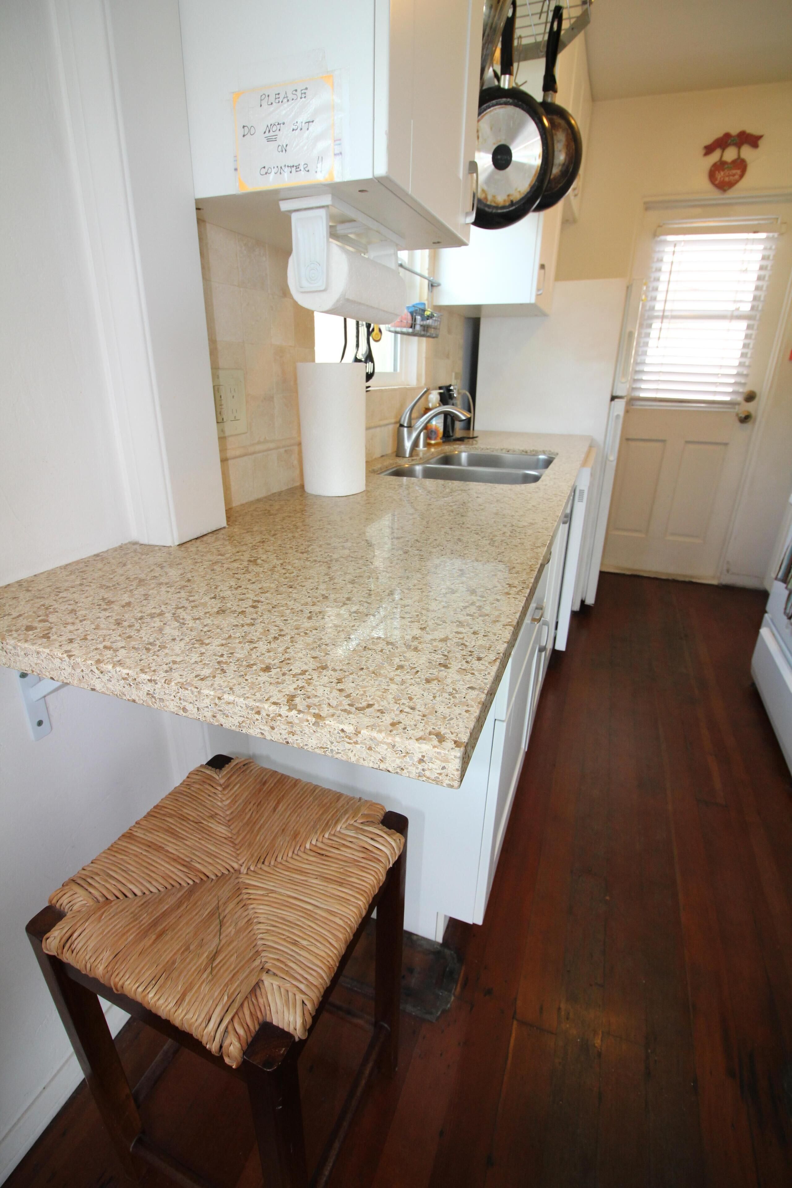 Cozy Ocean Front Beach Cottage 1BR- Sleeps 5. Fantastic Location & Unique House