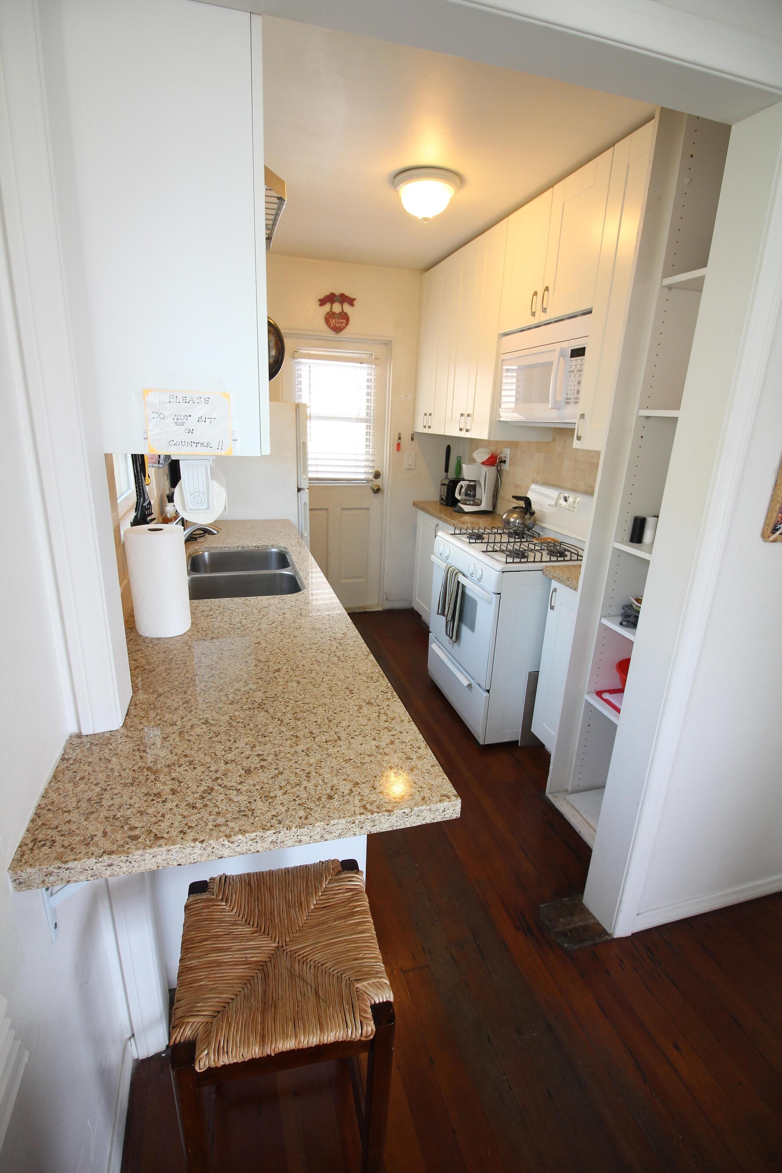 Cozy Ocean Front Beach Cottage 1BR- Sleeps 5. Fantastic Location & Unique House