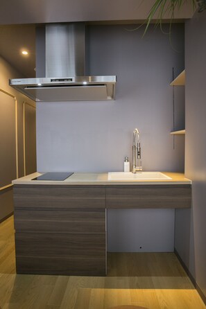 Cooktop, talheres/pratos/utensílios de cozinha