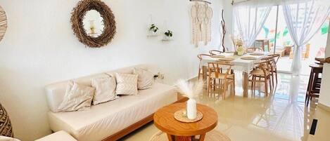 TV connectée, lecteur de DVD, livres, chaîne hi-fi