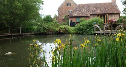 4 Star Luxury Romantic Break - The Pavilion at Brunger House (Dog Friendly)