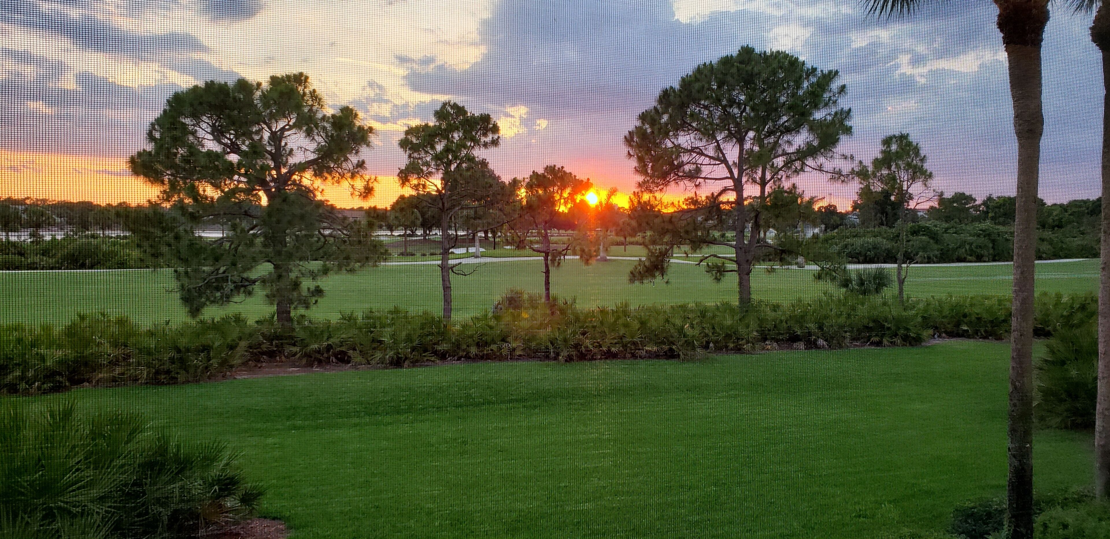 Hidden Gem Bonita Springs Condo. Quiet, convenient. Golf course and sunset veiw