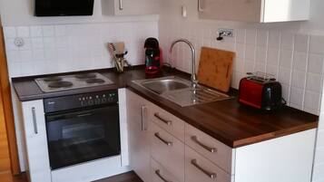 Fridge, oven, stovetop, coffee/tea maker