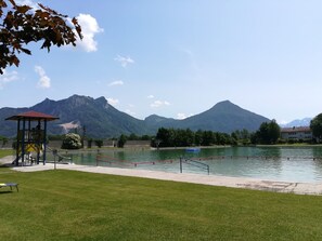 A lakeside park with a playground, a viewing platform, and mountains in the background. - Cozy vacation apartment in Flintsbach with view to the Petersberg, 85 sqm, up to 4 persons (Flintsbach am Inn)