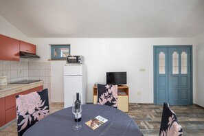 Fridge, coffee/tea maker, freezer - Apartment in Supetarska Draga with Seaview, Balcony, Air condition, WIFI (3321-3) (Supetarska Draga)