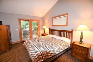 5 bedrooms, iron/ironing board, travel crib, free WiFi - Ski In Ski Out Property - Recently Renovated - Close to All Amenities (Boyne Falls)