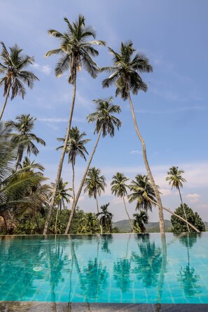 Una piscina al aire libre, tumbonas