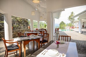 Frühstück, lokale und internationale Küche, Blick auf den Pool 