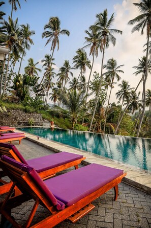 Outdoor pool, pool loungers - The Flame Tree Estate & Hotel (Galagedara)