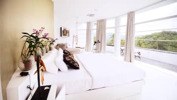 Deluxe Penthouse, 1 King Bed, Mountain View | Egyptian cotton sheets, premium bedding, down comforters, in-room safe