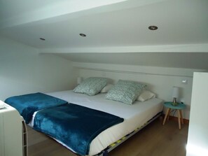 2 bedrooms, iron/ironing board, WiFi, bed sheets - Stylish double-sided 2-bed apartment in Antibes old town (Antibes)