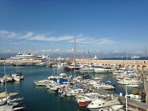 Marina - Stylish double-sided 2-bed apartment in Antibes old town (Antibes)