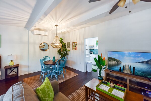 Smart-TV, Bücher, Musikbibliothek, Stereoanlage