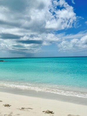 Plage, chaises longues, serviettes de plage