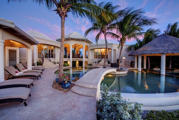 Alberca al aire libre y alberca infinita