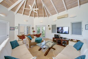 Téléviseur connecté, lecteur de DVD, livres, sélection de musique