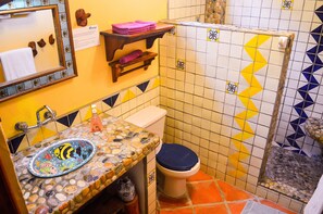 Dusj, håndklær, såpe og toalettpapir