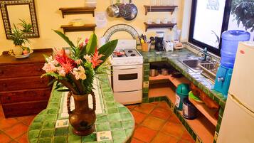 Jääkaappi, uuni, liesi, kahvin-/teenkeitin