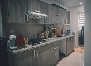 Refrigerador, horno, placa de cocina, cafetera/tetera