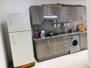 Refrigerador, horno, placa de cocina, cafetera/tetera