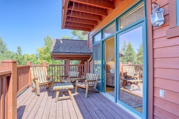 Large main deck, great mountain views. Bbq grill.