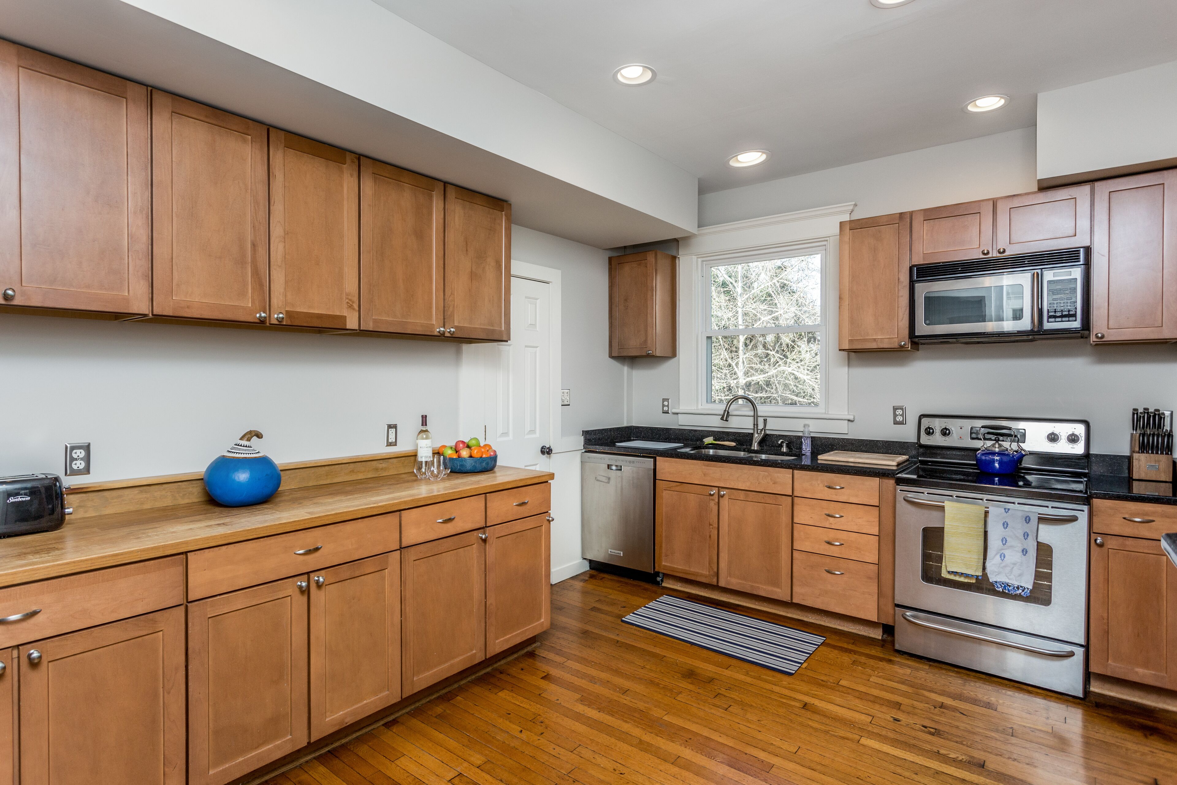 Center Downtown Raleigh, 2900sqft Home, Fenced, Porch, Grill, Clean Stylish New