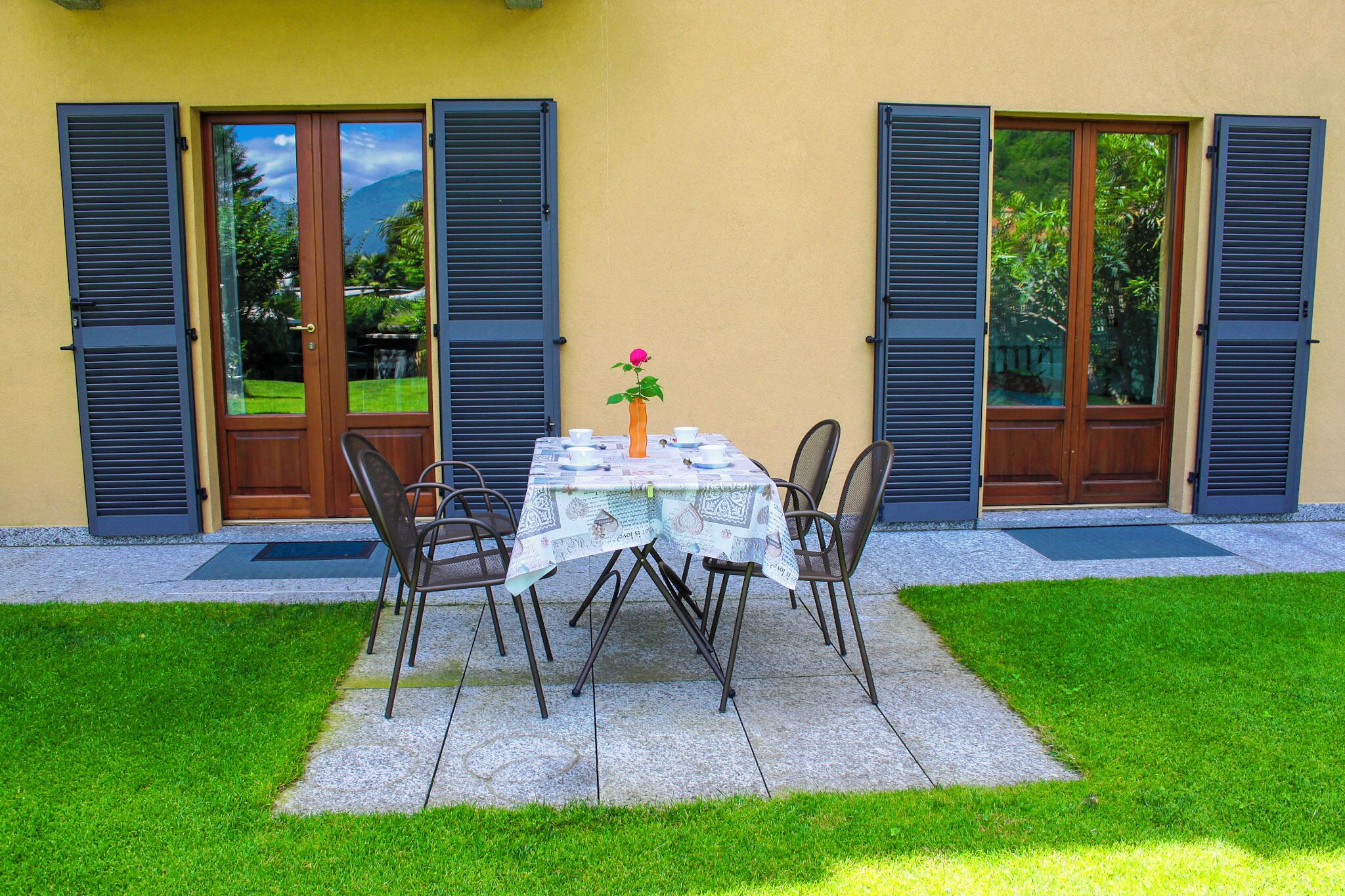 Ca. 6 m² große, private Terrasse mit Blick auf die umliegenden Berge