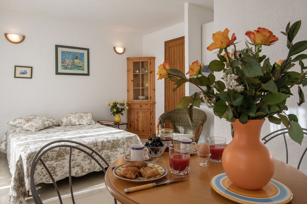 Nice studio 2 pers. equipped with terrace and garden in villa in St Paul de Vence