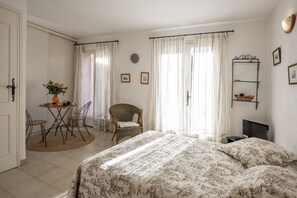 Iron/ironing board, free WiFi, bed sheets - Lovely 2 person studio with terrace and garden in a villa in St Paul de Vence (Saint-Paul-De-Vence)