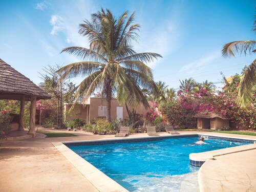 Spacious villa with pool for 6-8 people, close to the beach 