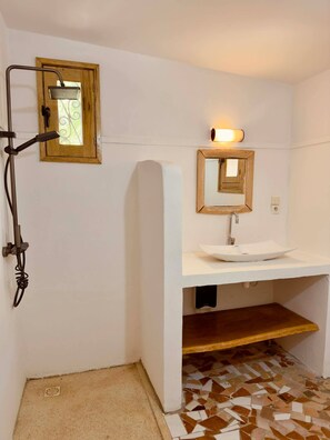 Een douche, handdoeken, toiletpapier