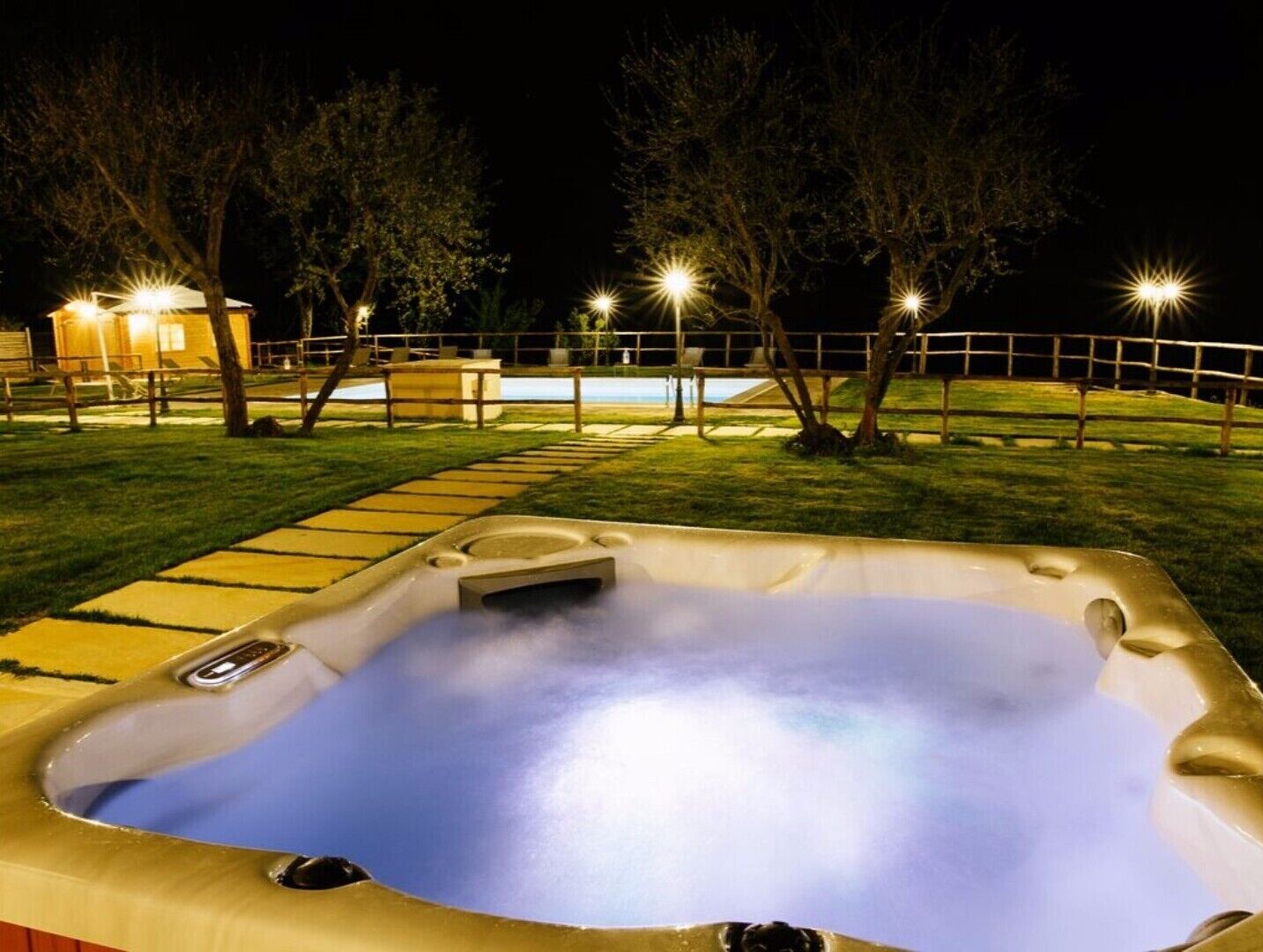 Outdoor spa tub