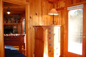 Interior - (10N) Black Oak Lodge at The Redwoods In Yosemite (Yosemite National Park)