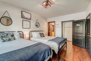 4 bedrooms, iron/ironing board, WiFi, bed sheets