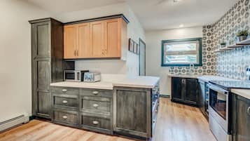 Een koelkast, een microgolfoven, een oven, een kookplaat