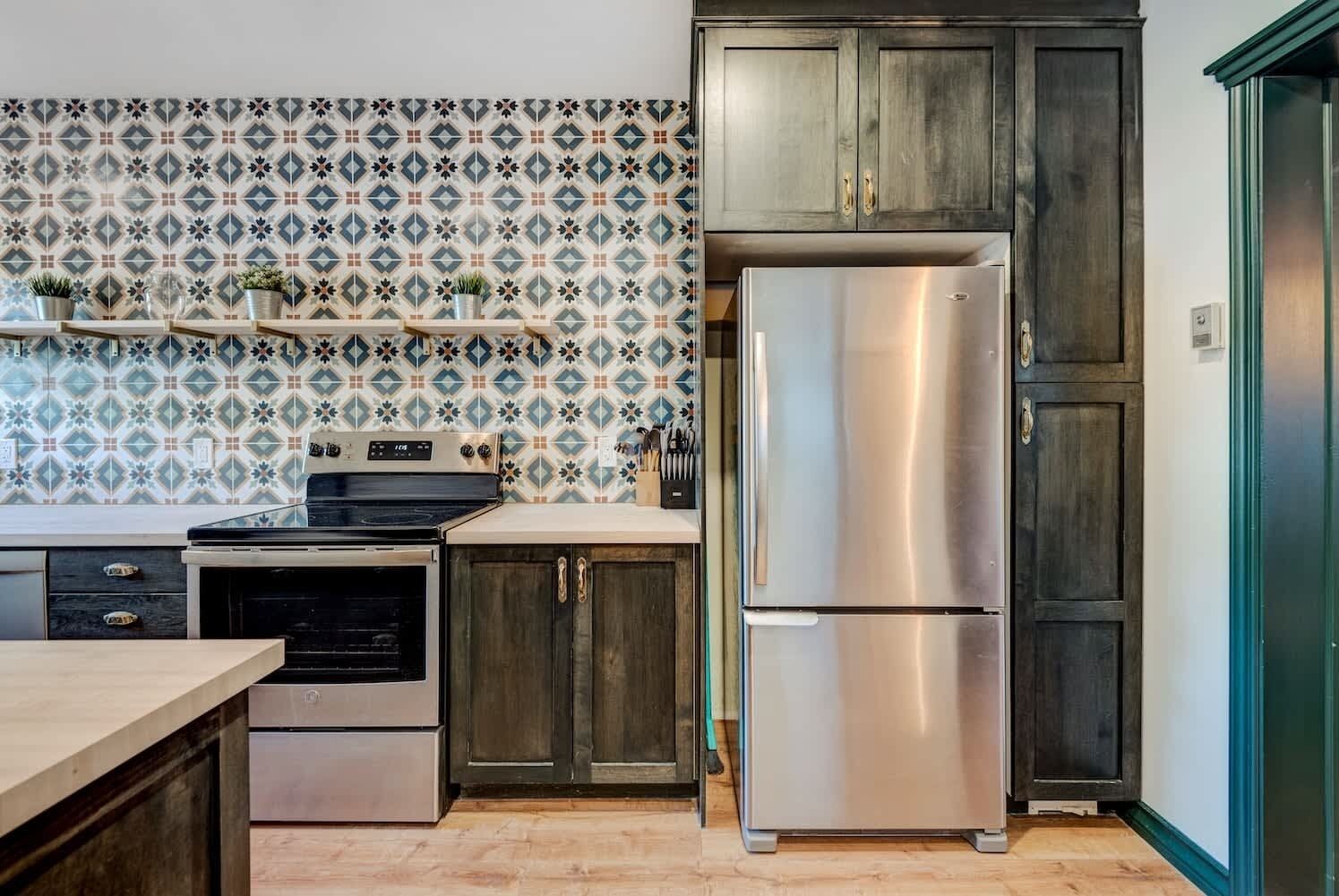 Réfrigérateur, micro-ondes, four, plaque de cuisson