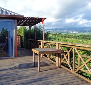 Outdoor dining - BUNGALOW LES BAMBOUS (maul) (Entre deux)