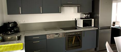 Frigorifero, microonde, forno, piano cottura