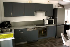 Frigorifero, microonde, forno, piano cottura