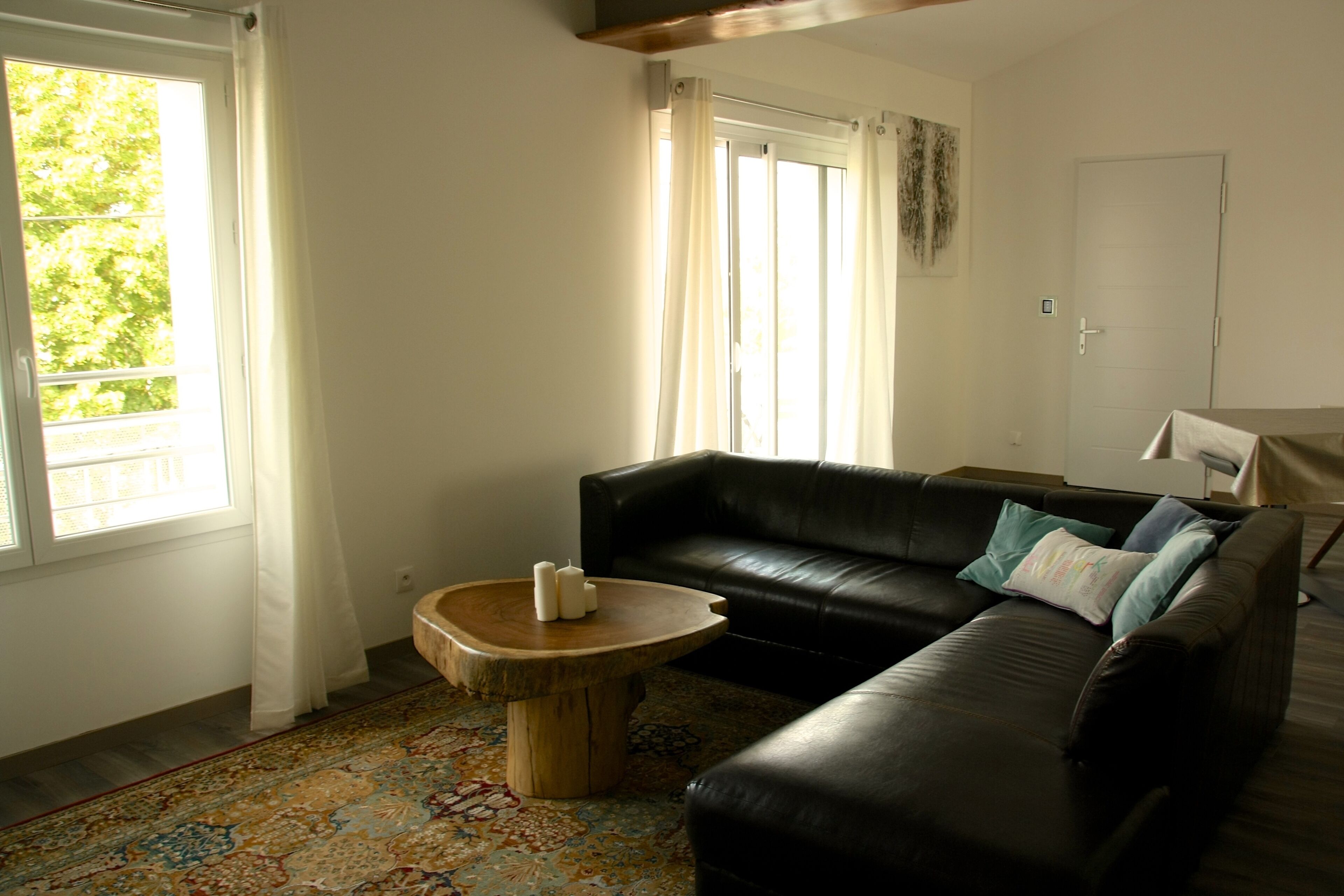 Flat T5 luminous of 100 m2 (3 rooms) with balcony and parking 