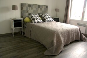 3 chambres, fer et planche à repasser, lit parapluie, Wi-Fi